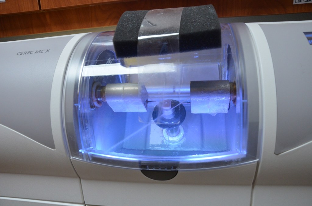 Dental curing or sterilization unit with blue UV light illumination chamber
